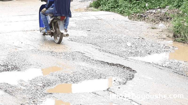 缅甸边境大其力，主要道路被封锁，当地人出行困难