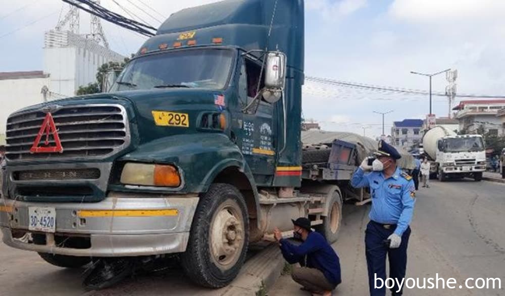 金边一水泥车刹车失灵撞上摩托车，致2名男子当场死亡！