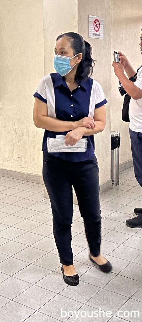 女被告蔡丽云较后独自一人现身法庭,并没有与3名男被告一同抵达。 女被告蔡丽云较后独自一人现身法庭,并没有与3名男被告一同抵达。