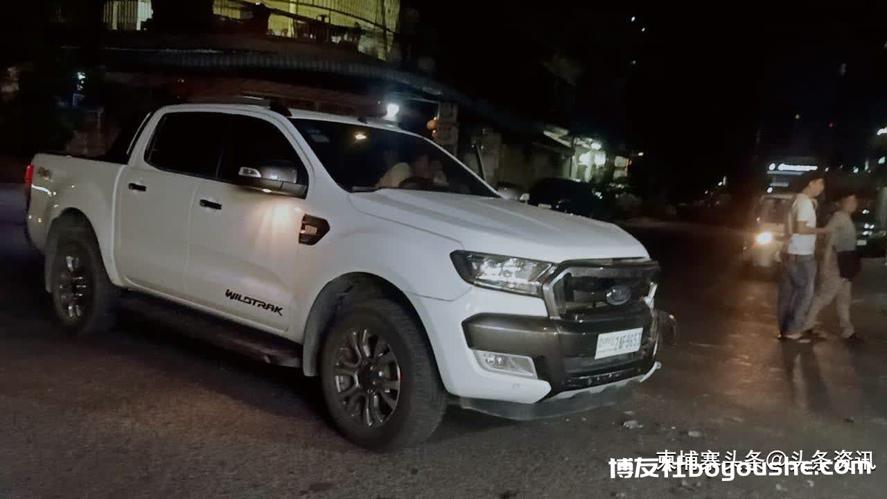 金边一中国男子驾吉普車撞上福特汽车，双方当场解决！