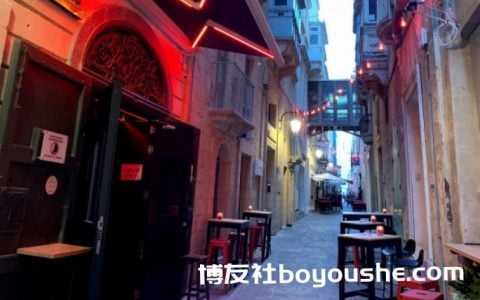 酒店大堂警告说，夜间嘈杂的瓦莱塔导致游客提出更多退款要求