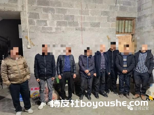 8名涉赌人员当场被抓，沿河警方成功捣毁“打老牌”赌博窝点